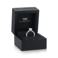 Poirine - ring med dråpeformet moissanite, skjult halo og pavéfattede aksentsteiner