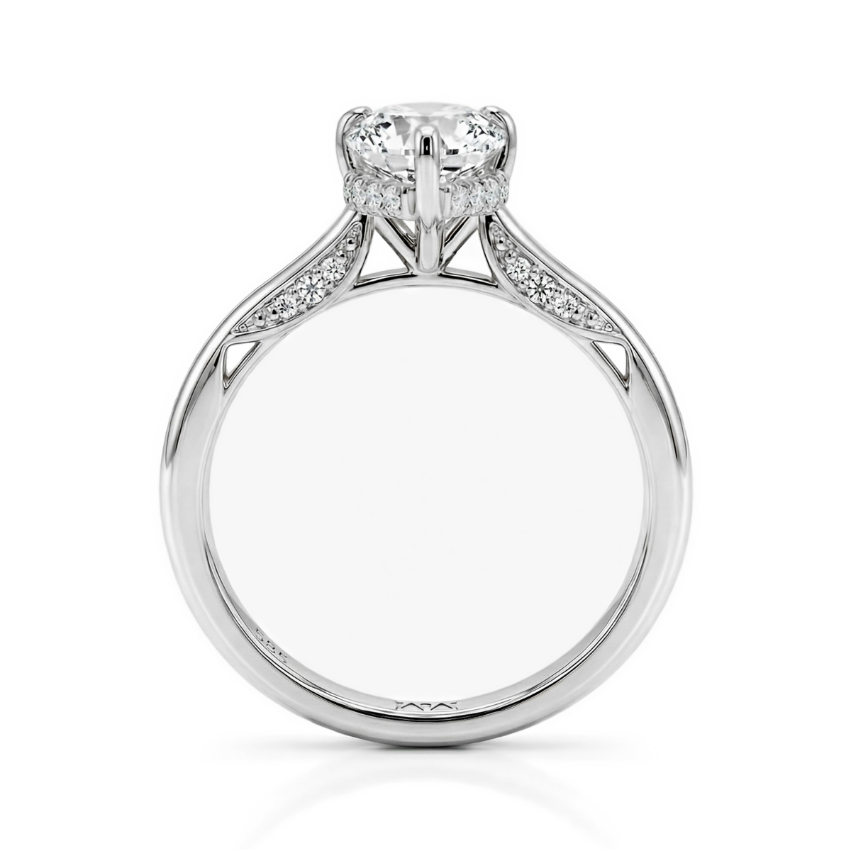Poirine - ring med dråpeformet moissanite, skjult halo og pavéfattede aksentsteiner