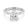 Poirine - ring med dråpeformet moissanite, skjult halo og pavéfattede aksentsteiner