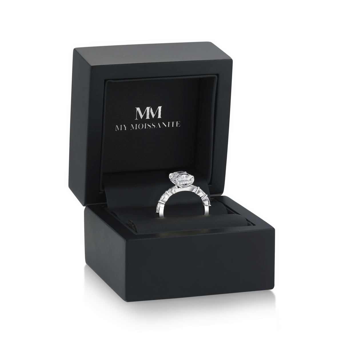 Luminaire - ring med radiantslipt moissanite, marquiseslipte sidesteiner og skjult halo