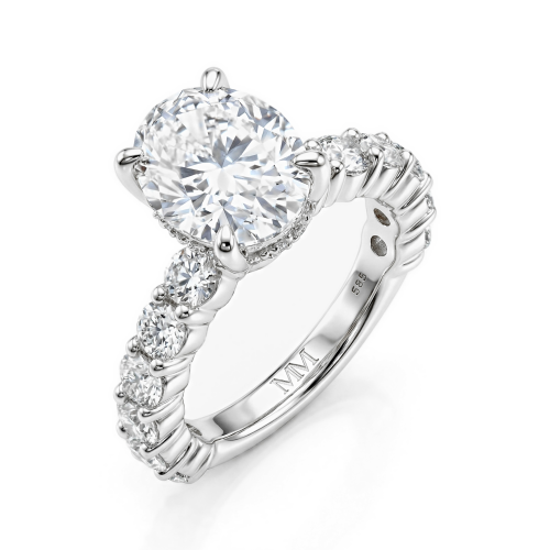 Majestica - ring med oval moissanite og sidesteiner