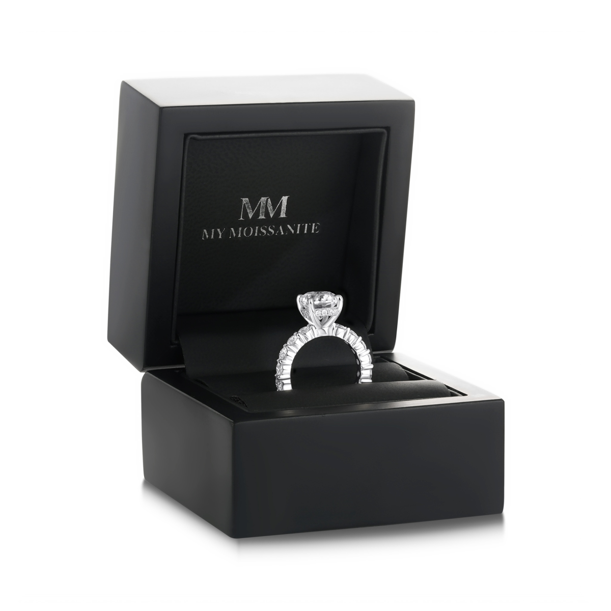 Majestica - ring med oval moissanite og sidesteiner