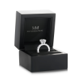 Majestica - ring med oval moissanite og sidesteiner
