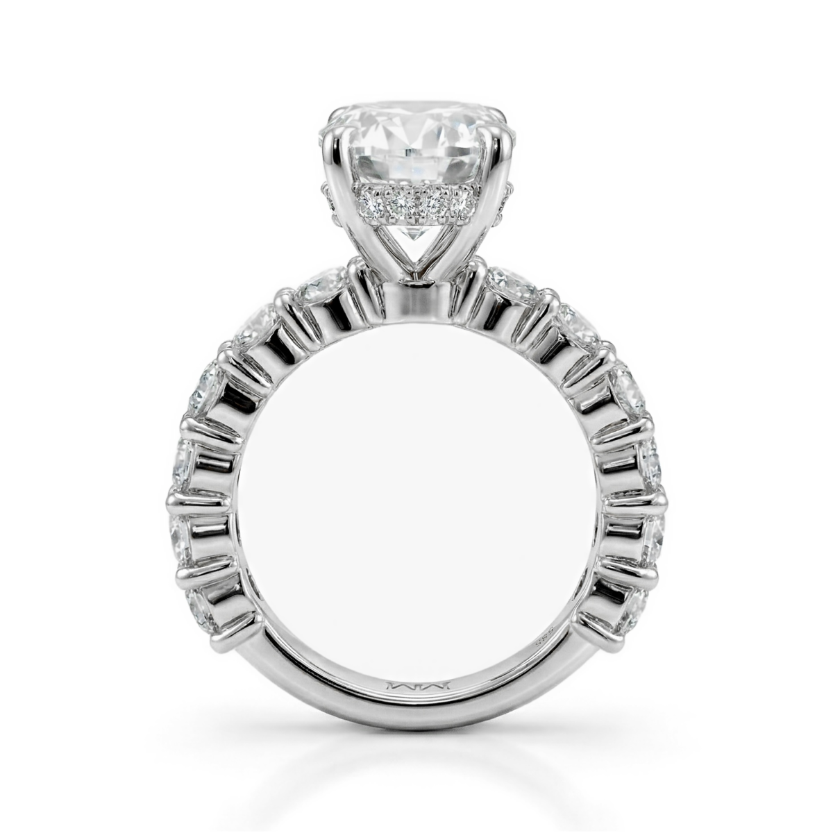 Majestica - ring med oval moissanite og sidesteiner