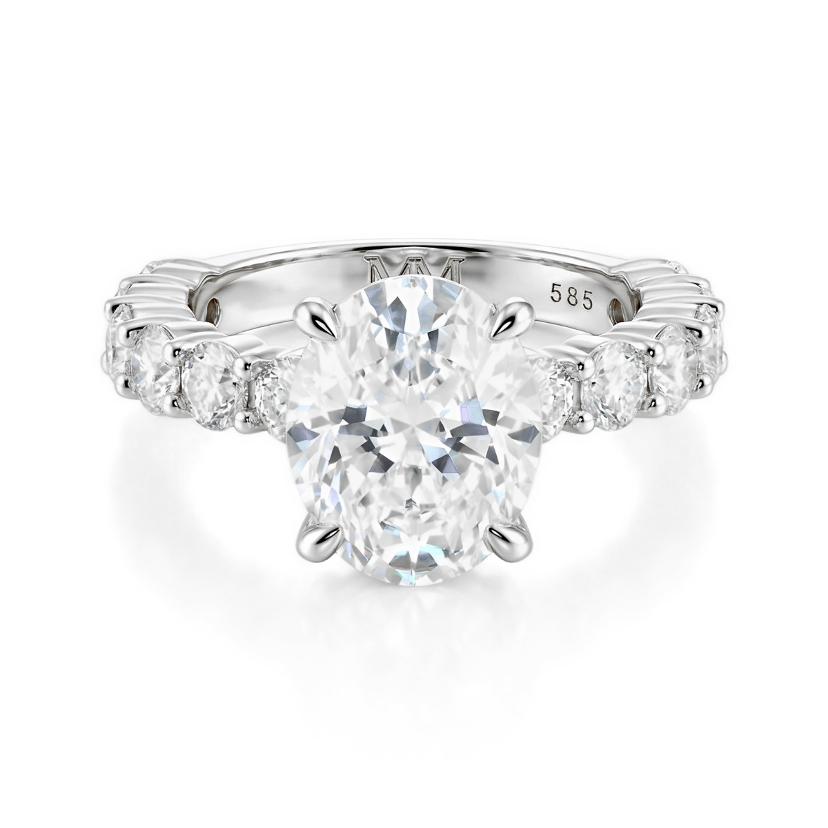 Majestica - ring med oval moissanite og sidesteiner