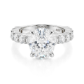 Majestica - ring med oval moissanite og sidesteiner