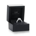 Candesce - halo-forlovelsesring med puteslipt moissanite og dekorert ringskinne