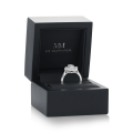 Crownique - forlovelsesring med moissanite i marquiseslip, halo og aksentsteiner med baguetteslip