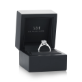 Mirage - forlovelsesring med ovalslipt moissanite og pavéfattede sidesteiner