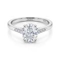 Mirage - forlovelsesring med ovalslipt moissanite og pavéfattede sidesteiner