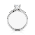 Viviette - forlovelsesring med ovalslipet moissanite og marquiseslipte aksentsteiner