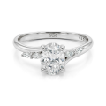 Viviette - forlovelsesring med ovalslipet moissanite og marquiseslipte aksentsteiner