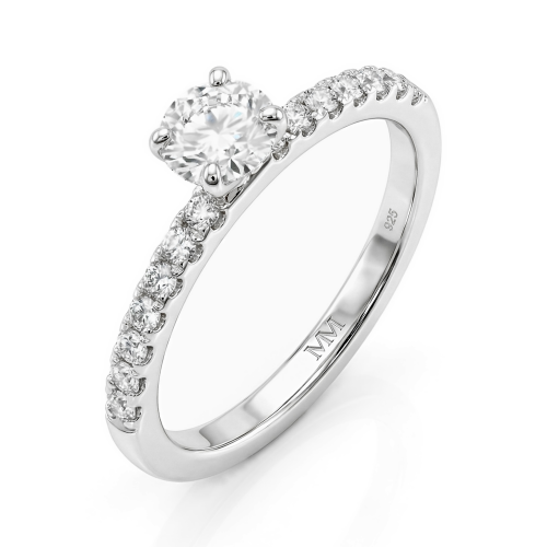 Finesse - forlovelsesring med moissanite og sidesteiner