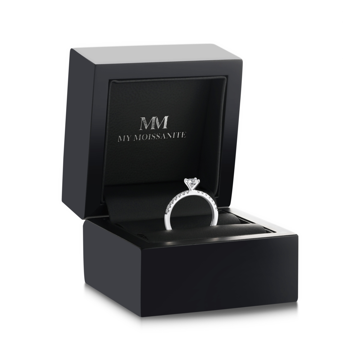 Finesse - forlovelsesring med moissanite og sidesteiner