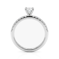 Finesse - forlovelsesring med moissanite og sidesteiner