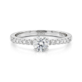 Finesse - forlovelsesring med moissanite og sidesteiner