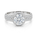 Lustrella - forlovelsesring med moissanite, halo og pavéfattet ringskinne