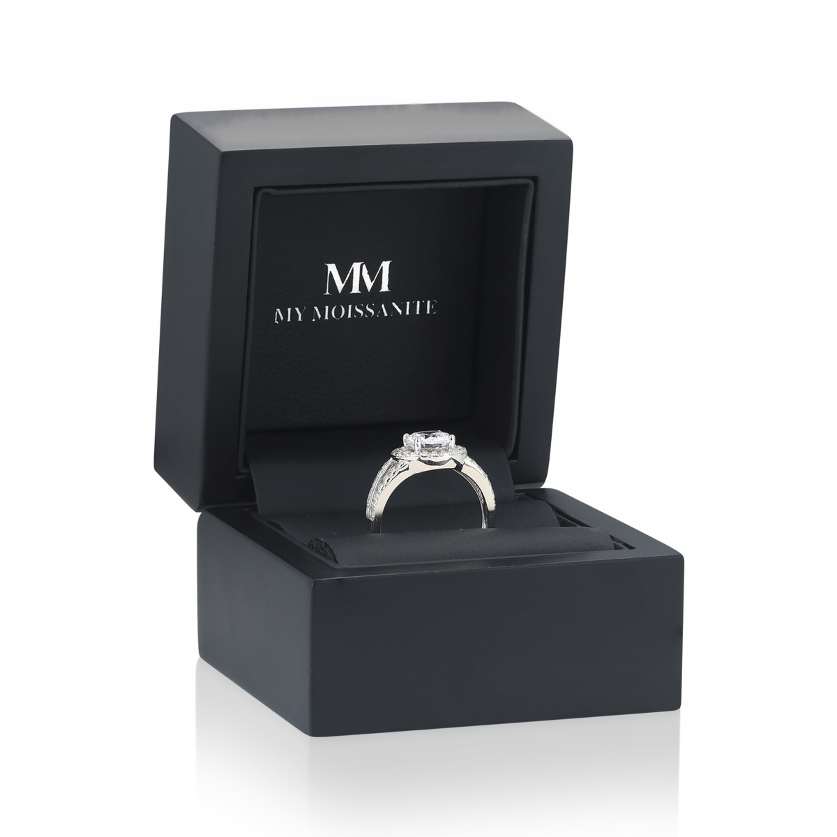 Regalyn - forlovelsesring med moissanite, halo og design med delt ringskinne