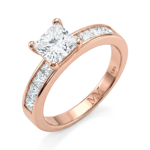 Clarity - forlovelsesring med moissanite i prinsesseslip og kanalfattede sidesteiner