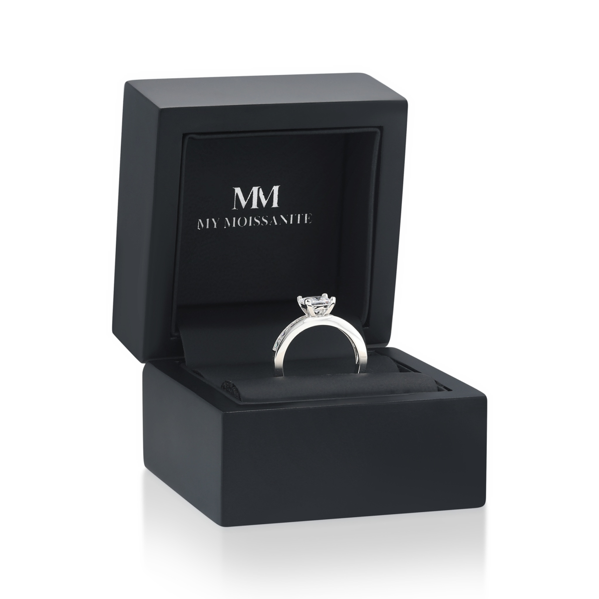 Clarity - forlovelsesring med moissanite i prinsesseslip og kanalfattede sidesteiner