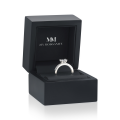 Clarity - forlovelsesring med moissanite i prinsesseslip og kanalfattede sidesteiner