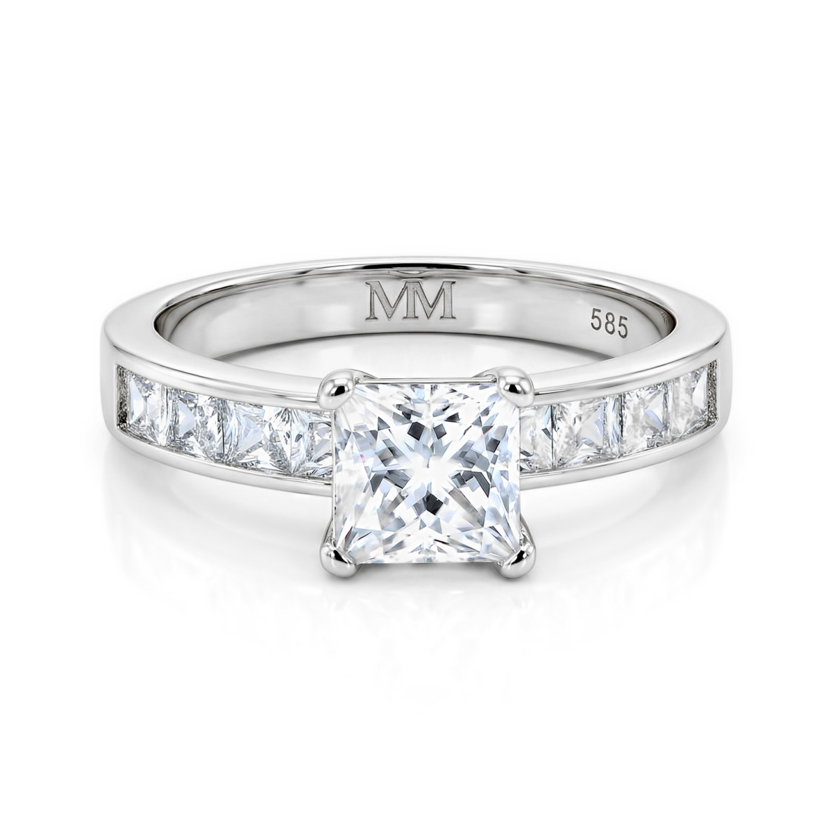 Clarity - forlovelsesring med moissanite i prinsesseslip og kanalfattede sidesteiner