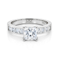 Clarity - forlovelsesring med moissanite i prinsesseslip og kanalfattede sidesteiner