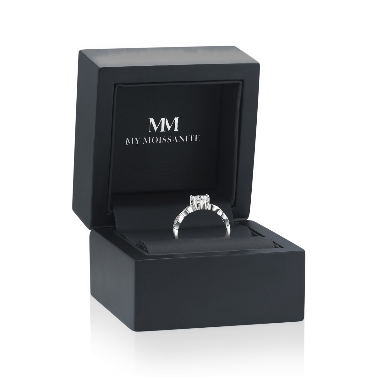 Affection - forlovelsesring med hjerteformet moissanite og vridd ringskinne