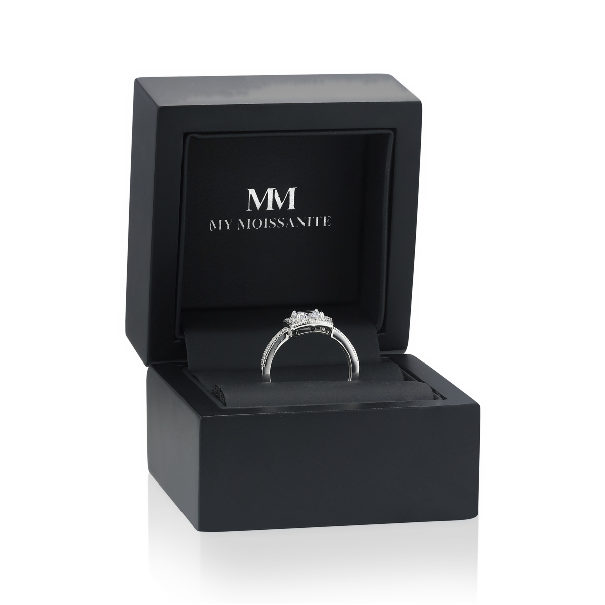 Sanctum - forlovelsesring med moissanite i puteslip, vintagehalo og ringskinne med pavé