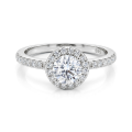 Dynara - moissanite-forlovelsesring med halo og pavéfattet ringskinne