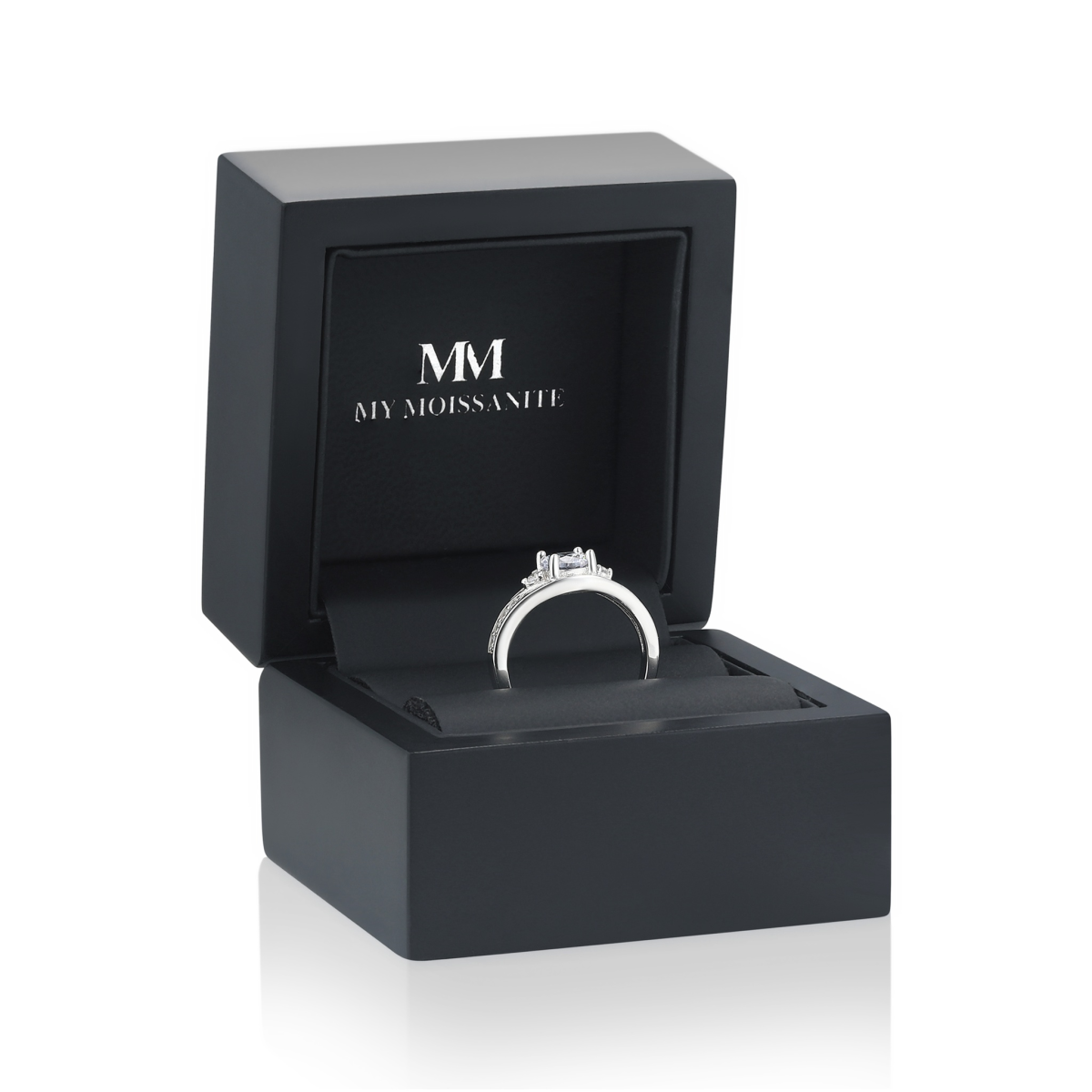 Seraphis - forlovelsesring med moissanite og sidesteiner