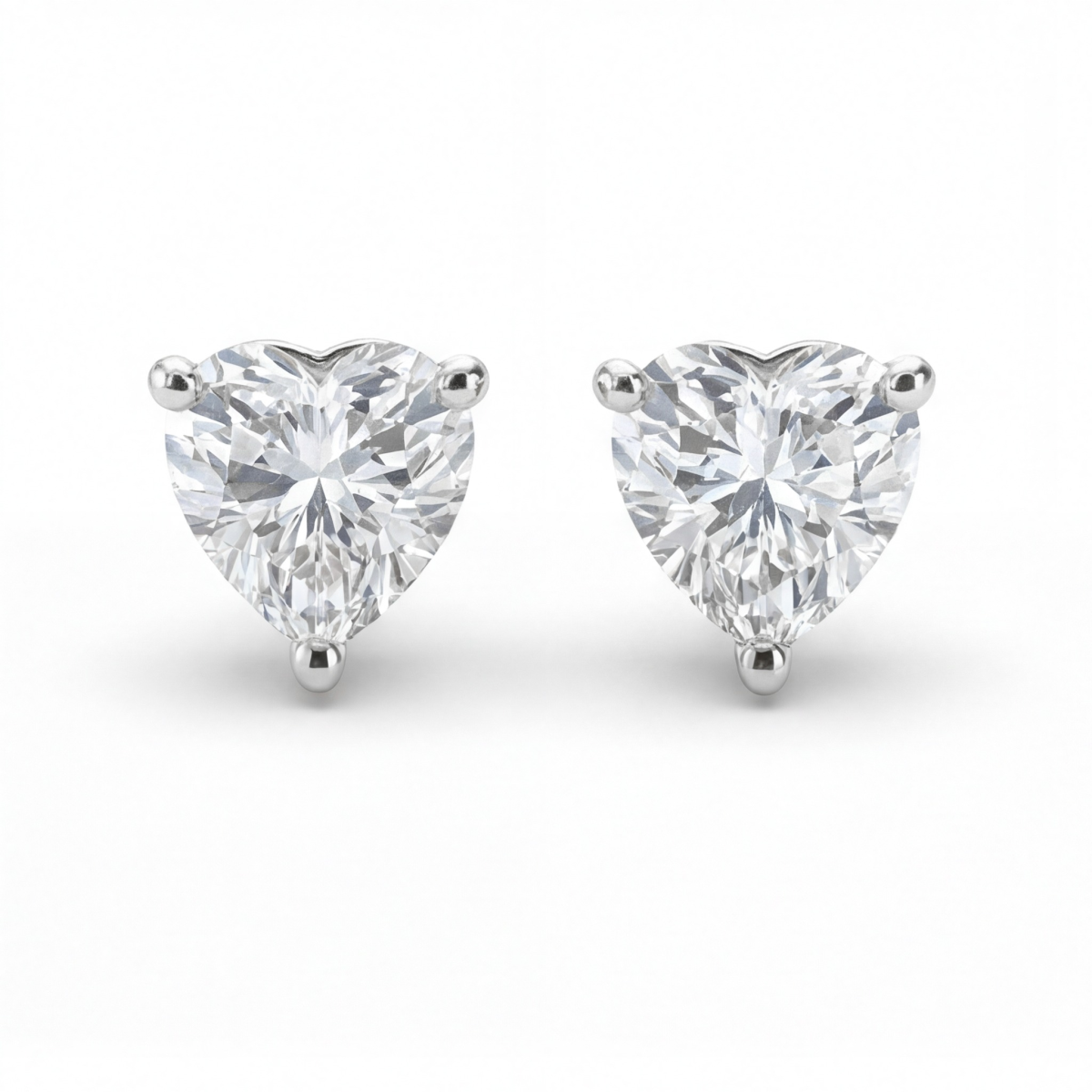 Allure - øredobber med moissanite i hjerteformet slip