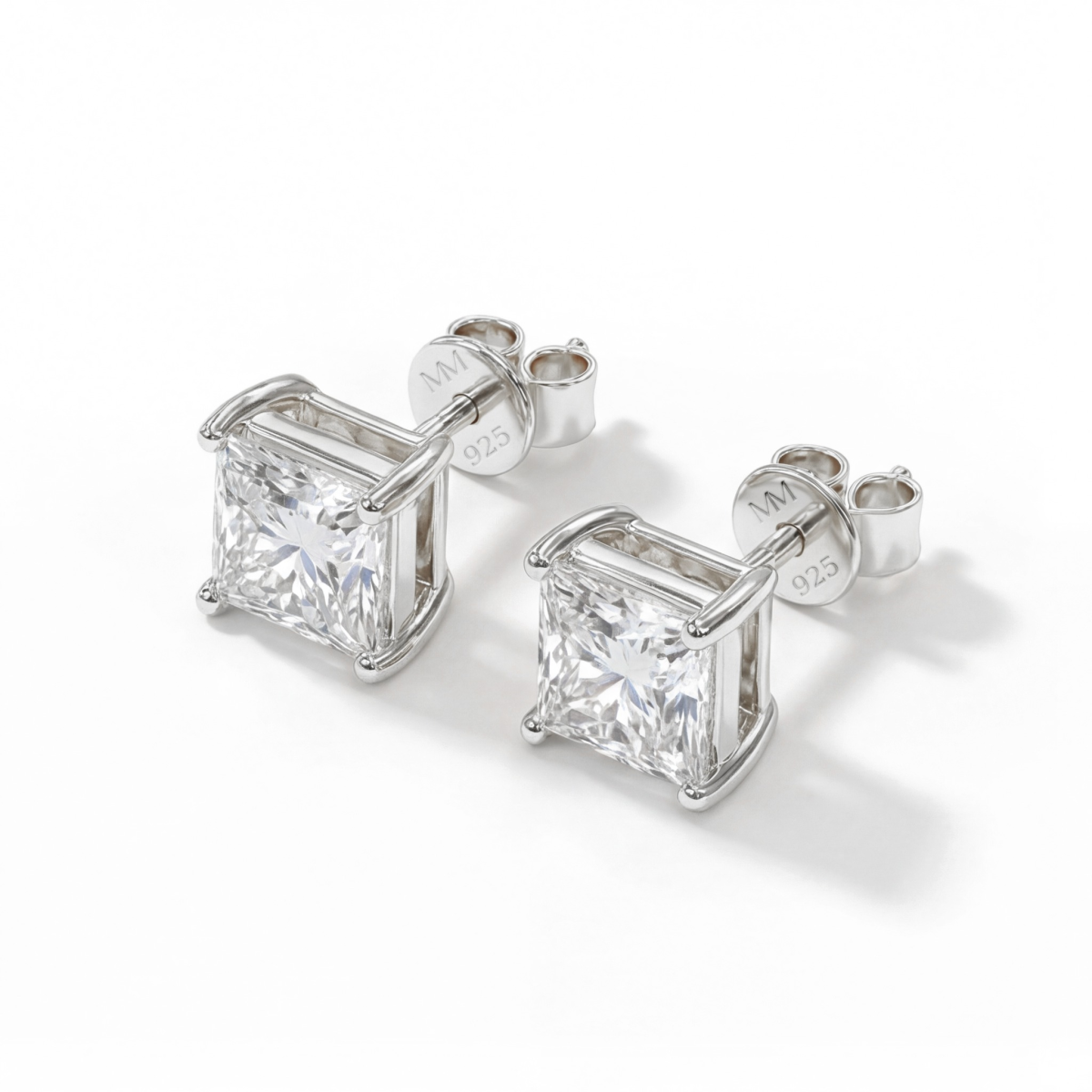 Orion – stiftøredobber med moissanite i prinsesseslip