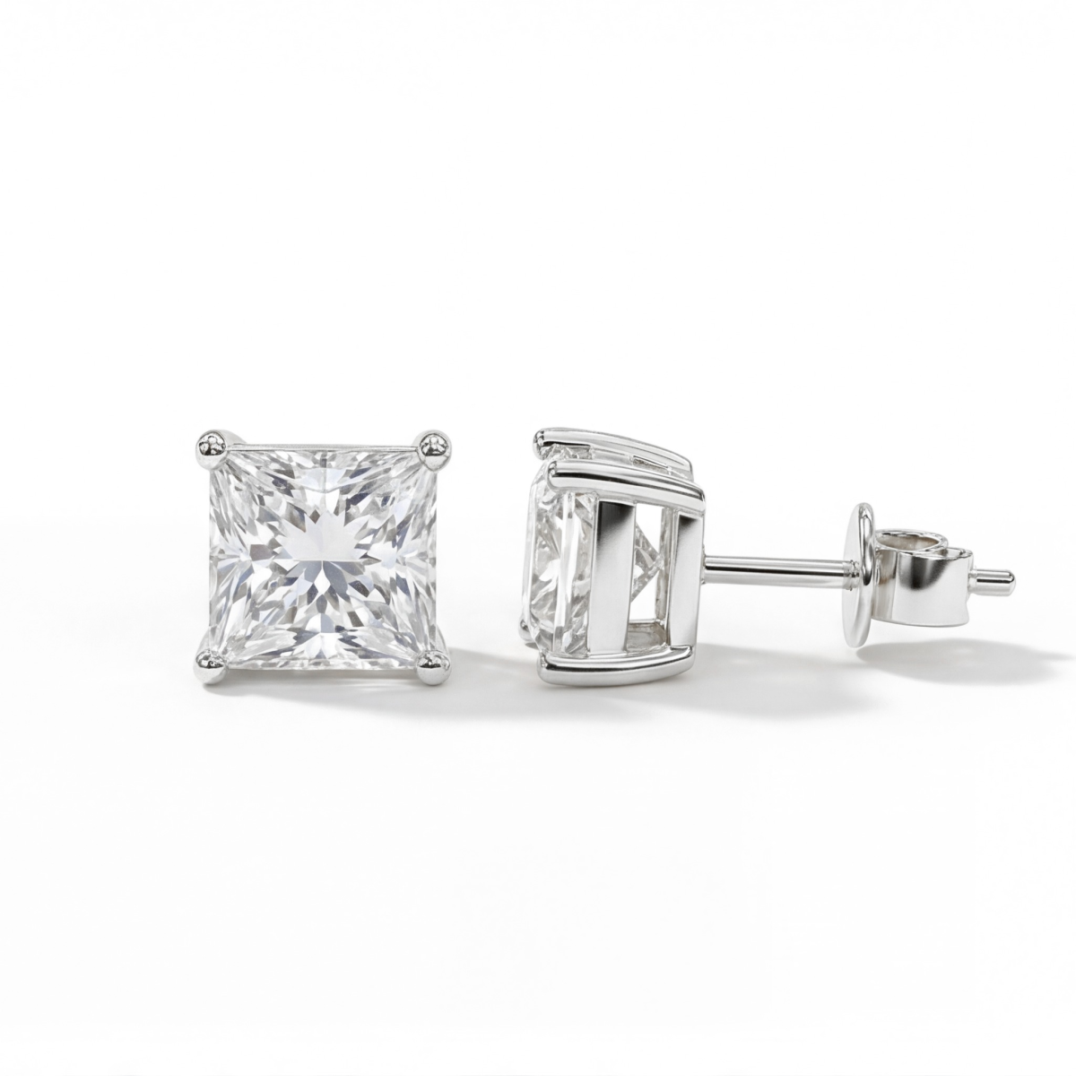 Orion – stiftøredobber med moissanite i prinsesseslip