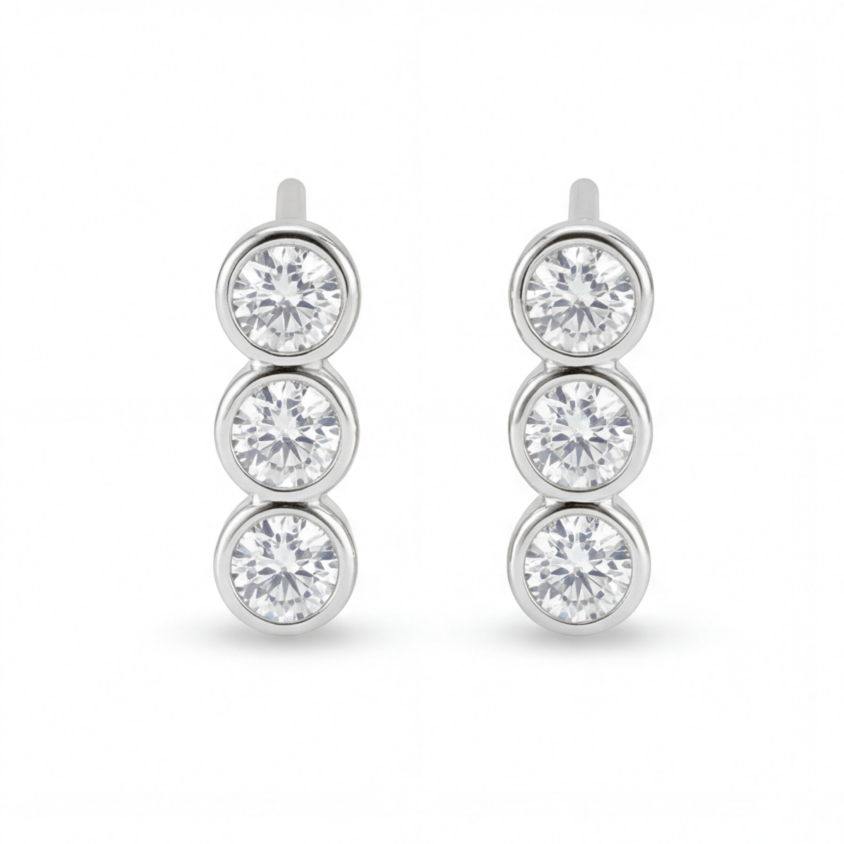 Tri-Bezel - stiftøredobber med moissanite i sargfatning