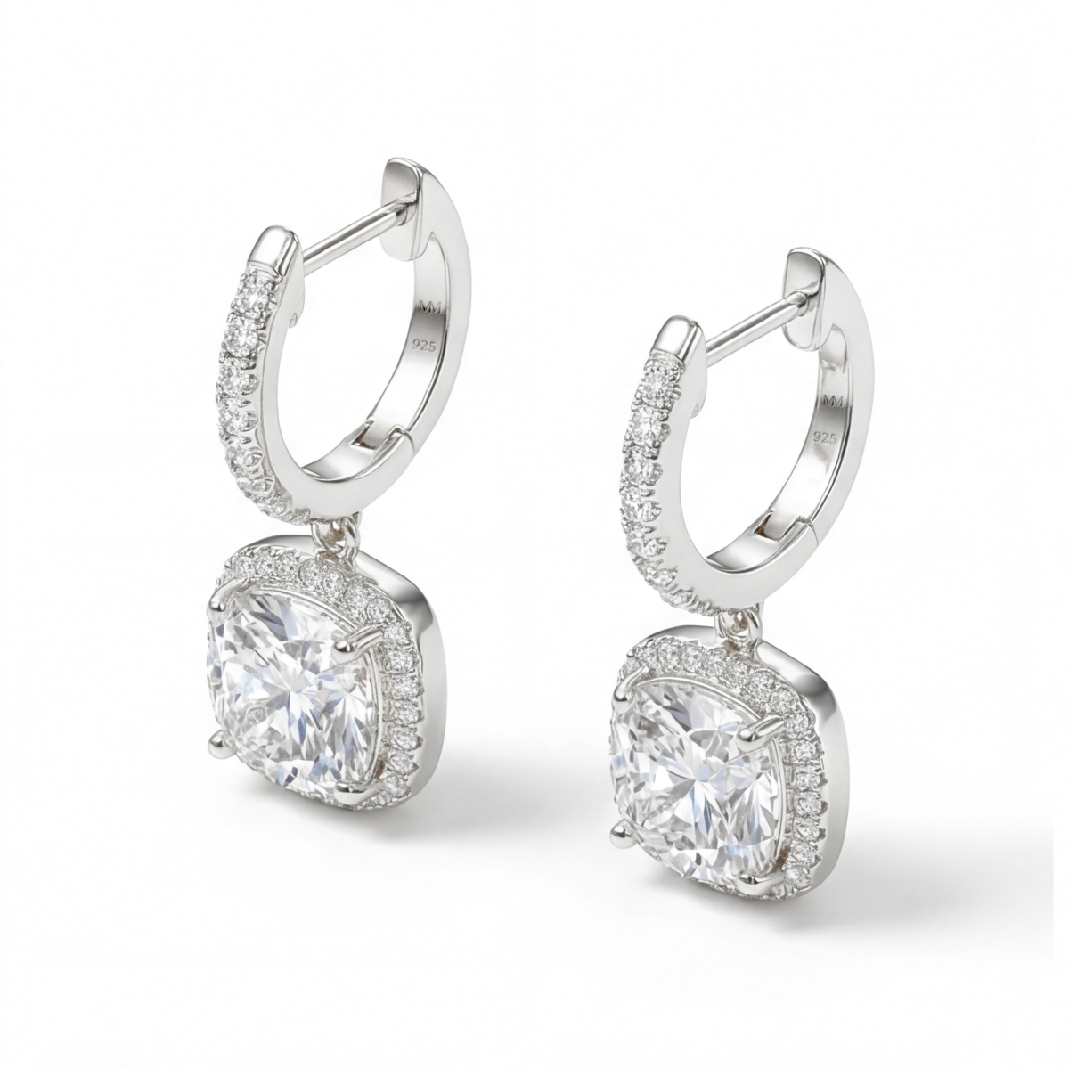 Cushion Drops - huggie-øredobber med anheng, halo og moissanite
