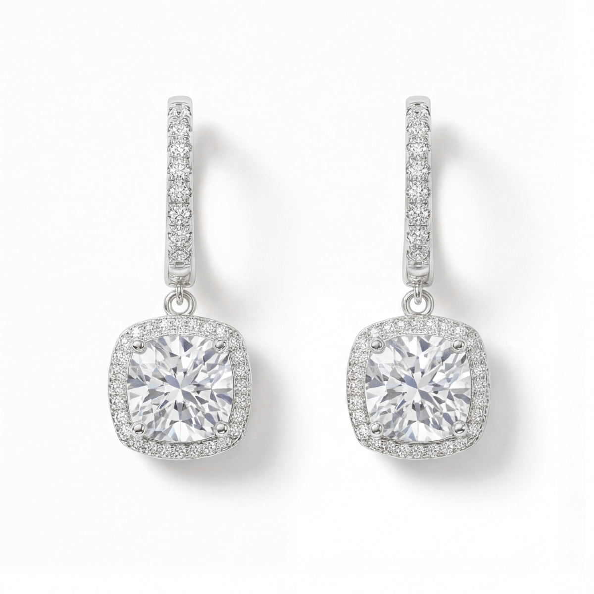 Cushion Drops - huggie-øredobber med anheng, halo og moissanite