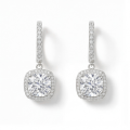 Cushion Drops - huggie-øredobber med anheng, halo og moissanite
