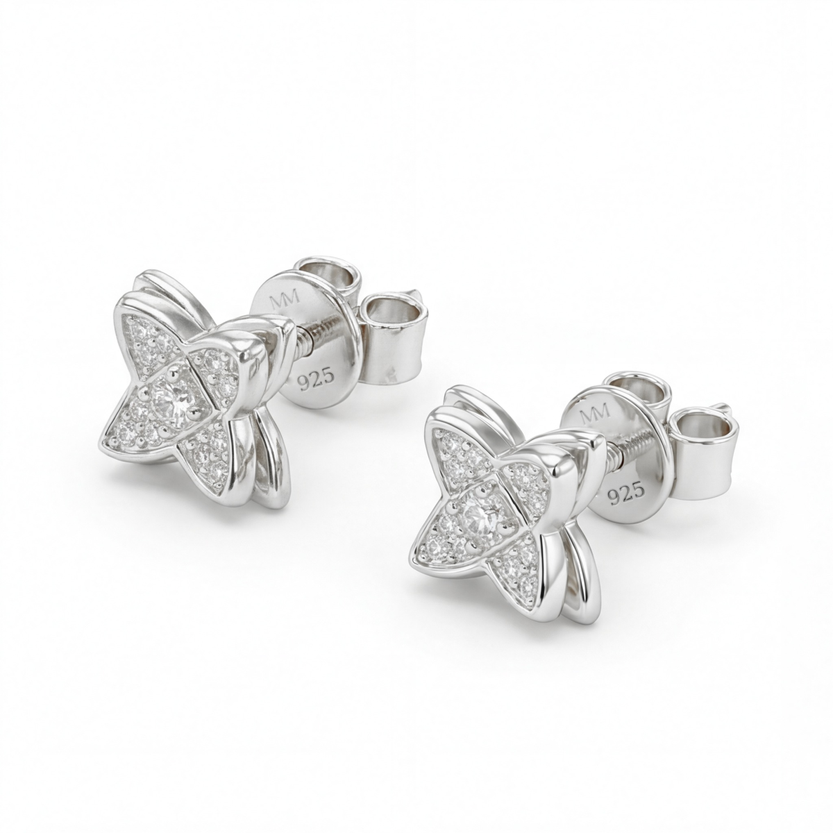 Sparkling Flowers - stiftøredobber med moissanite i pavéfatning