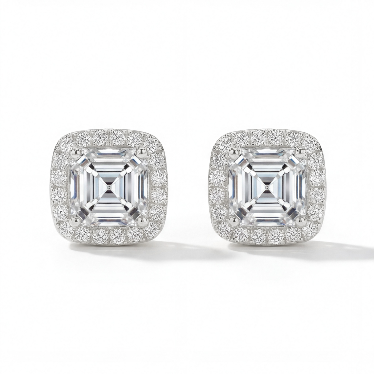 Tetrona - stiftøredobber med Asscher-slipt moissanite i halofatning