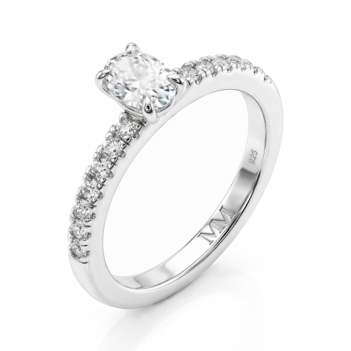 Nina - ring med oval moissanite og pavéfattede sidesteiner