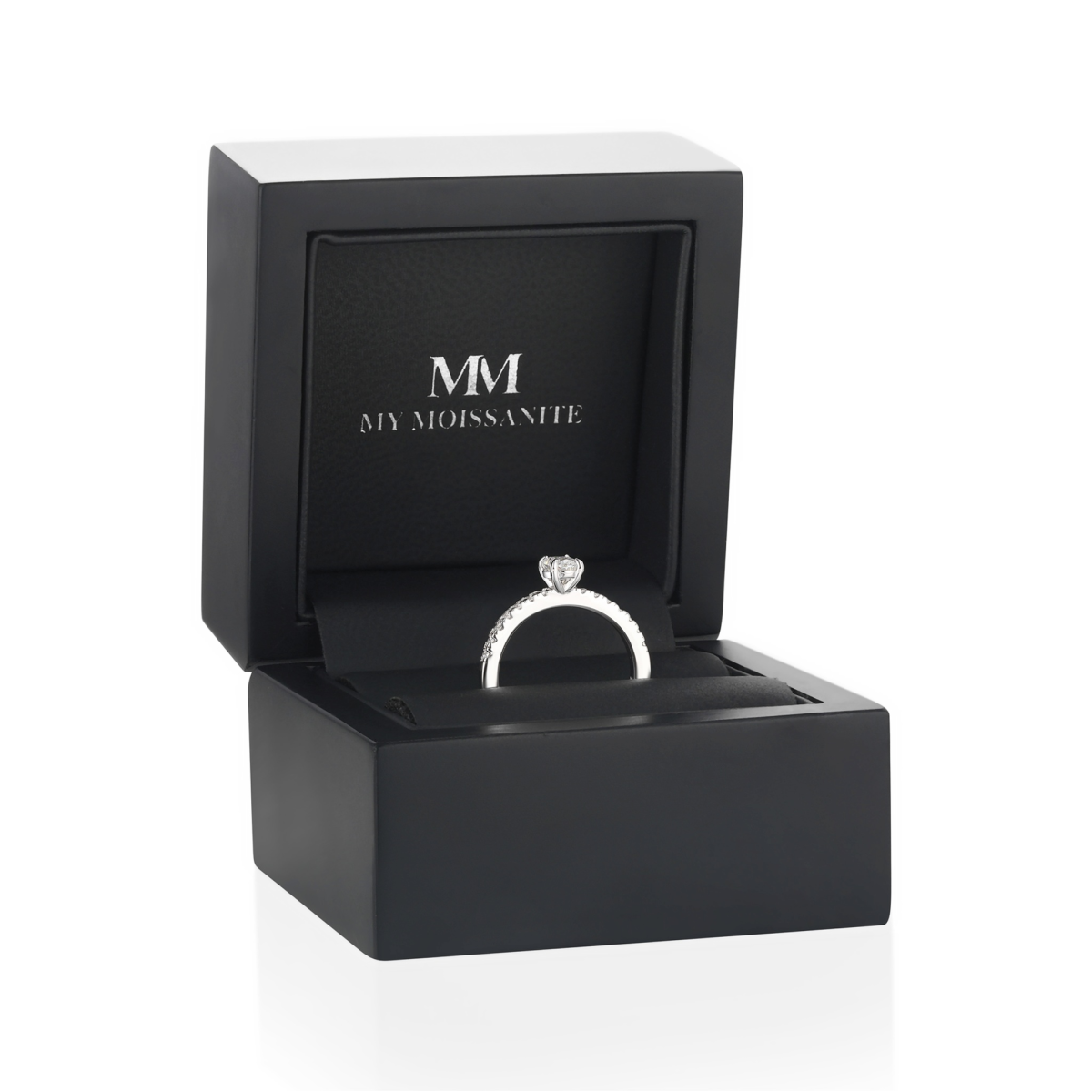 Nina ring - ring med oval moissanite og sidesteiner i pavéfatning