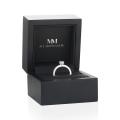 Nina ring - ring med oval moissanite og sidesteiner i pavéfatning