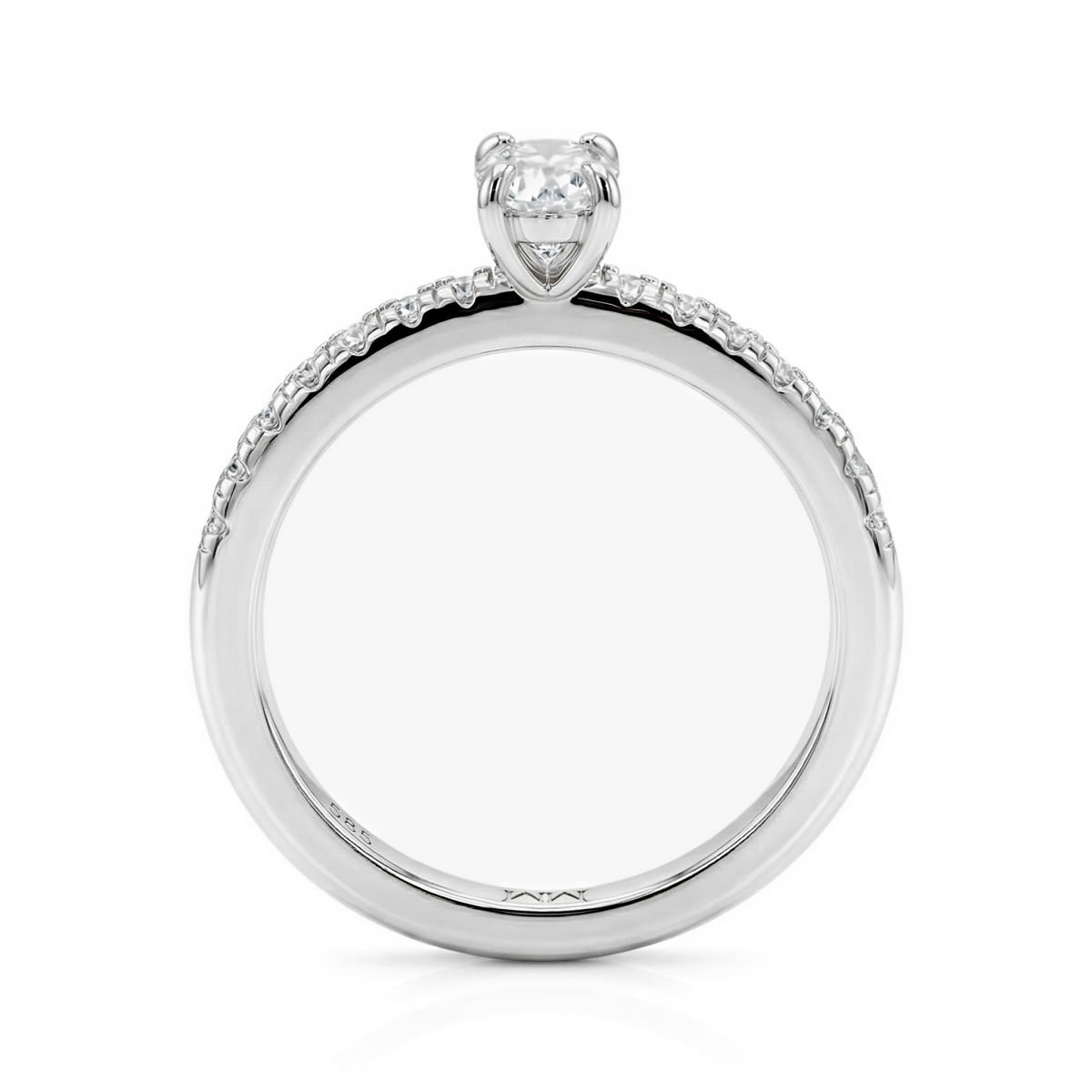 Nina ring - ring med oval moissanite og sidesteiner i pavéfatning