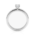 Nina ring - ring med oval moissanite og sidesteiner i pavéfatning