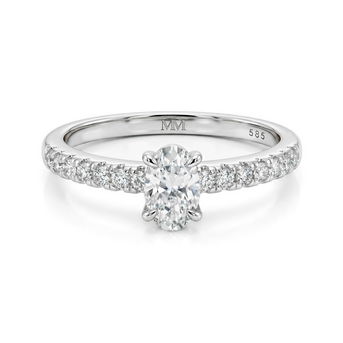 Nina ring - ring med oval moissanite og sidesteiner i pavéfatning