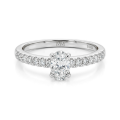 Nina ring - ring med oval moissanite og sidesteiner i pavéfatning