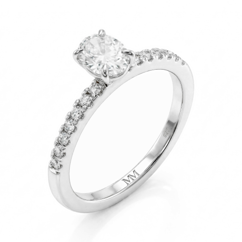 Nina - ring med oval moissanite og pavéfattede sidesteiner