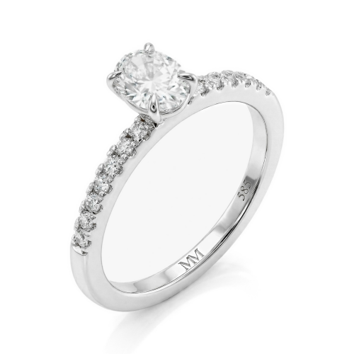 Nina - ring med oval moissanite og pavéfattede sidesteiner
