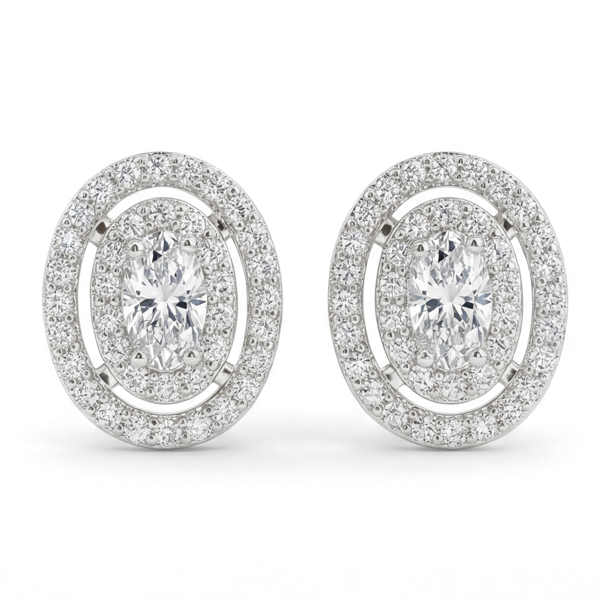 Brilliance - stiftøredobber med oval moissanite i halofatning